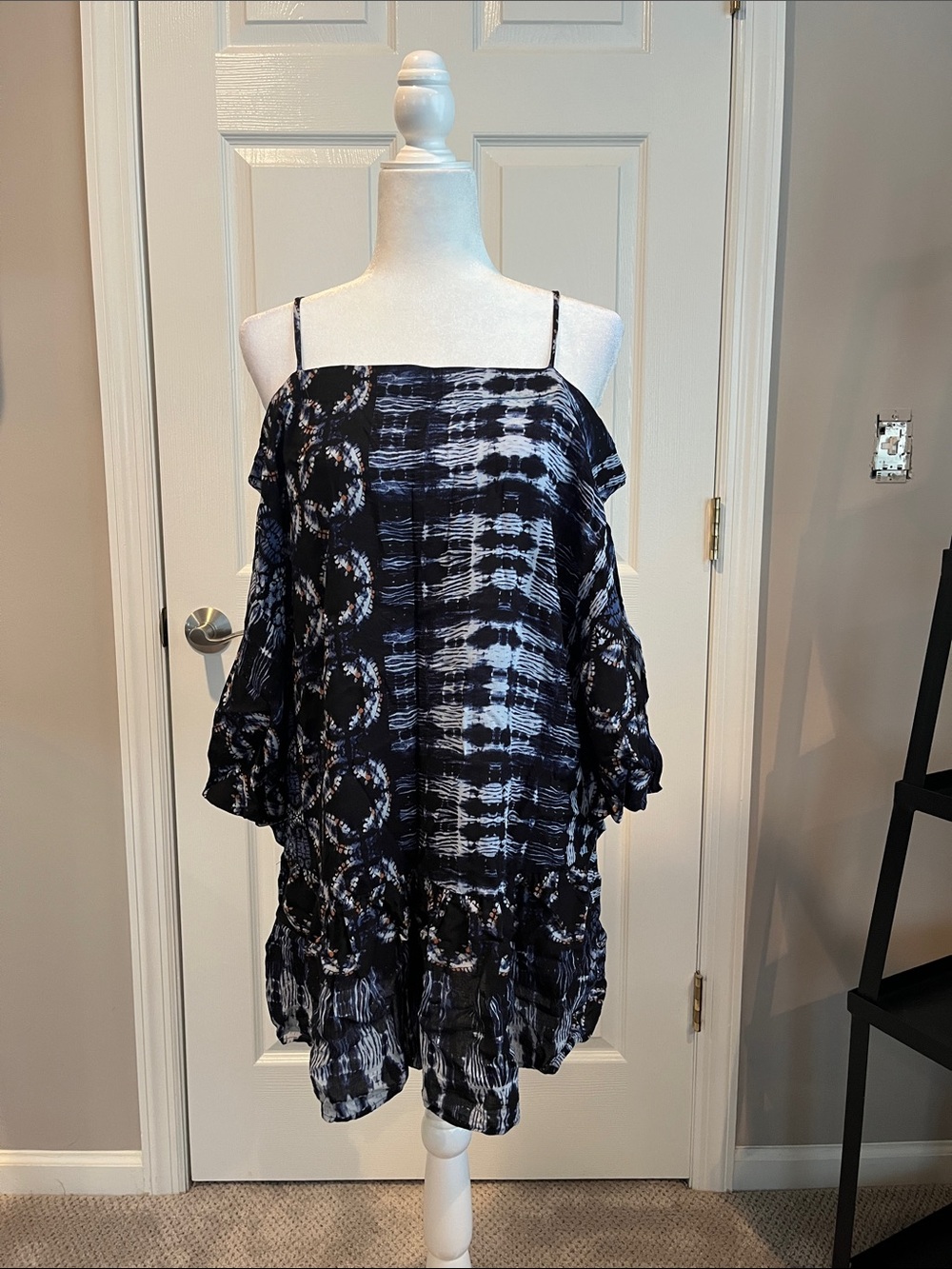 Cold-Shoulder Tie-Dye Tunic Top in Navy and White